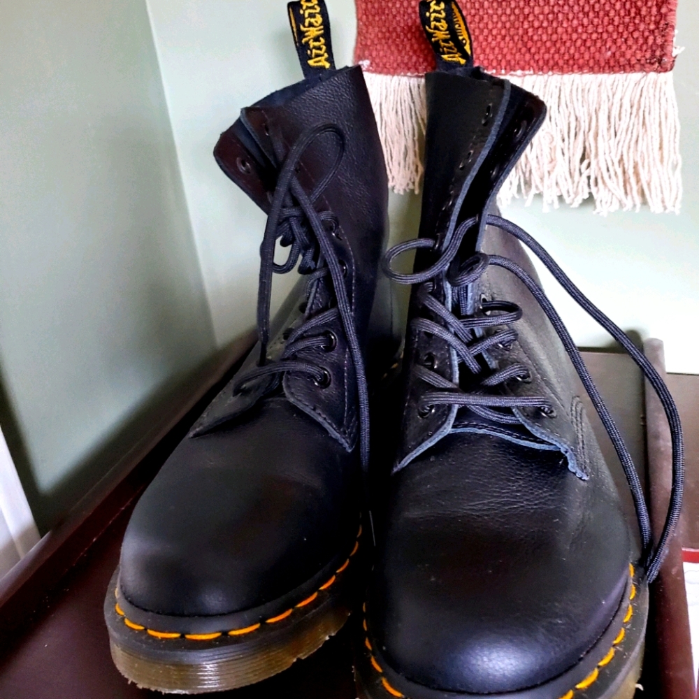Black lace-up Dr.Martens - size 9-soft leather